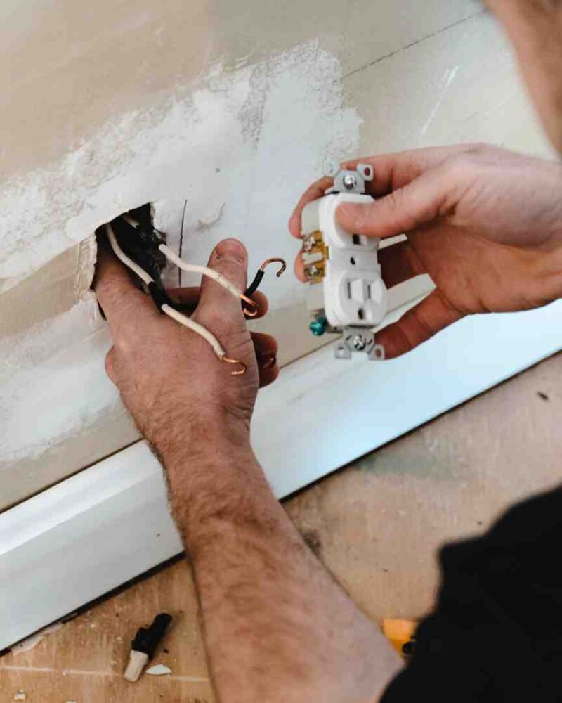 Diagnosing an unlatched GFCI outlet faceplate